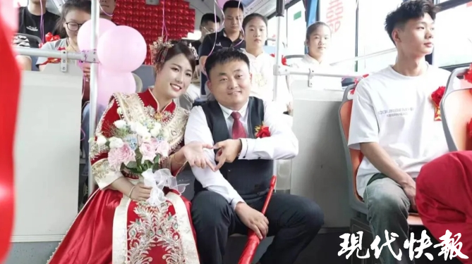 "浪漫巴士",徐州睢宁一对新人租公交车当婚车-现代快报网