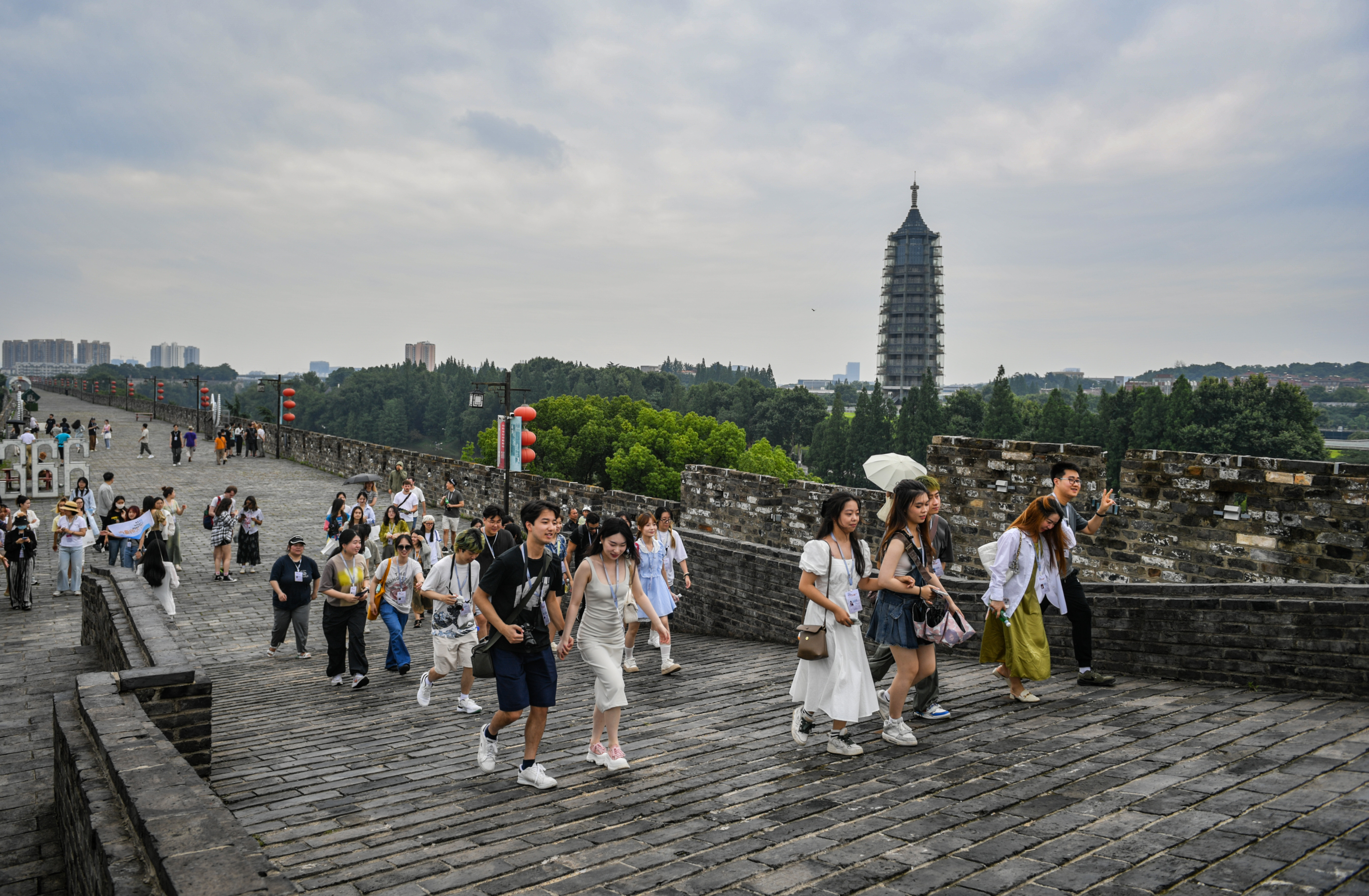 游客游览南京明城墙。南京日报/紫金山新闻记者 董家训 摄。