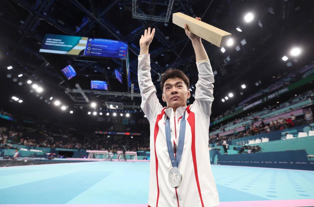 江苏运动员王梓赛夺得巴黎奥运会蹦床男子个人银牌