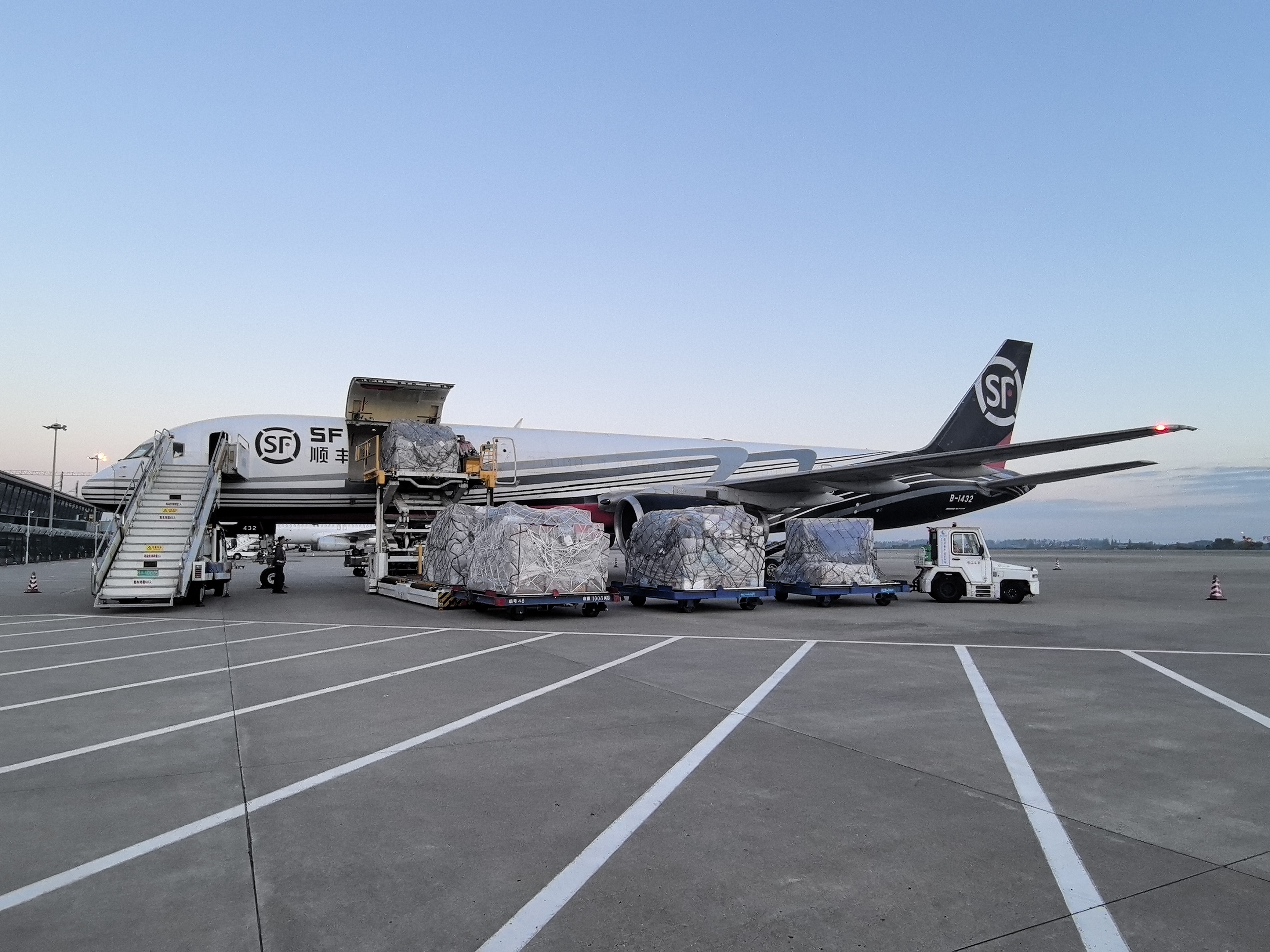 螃蟹“搭乘”飞机销四方