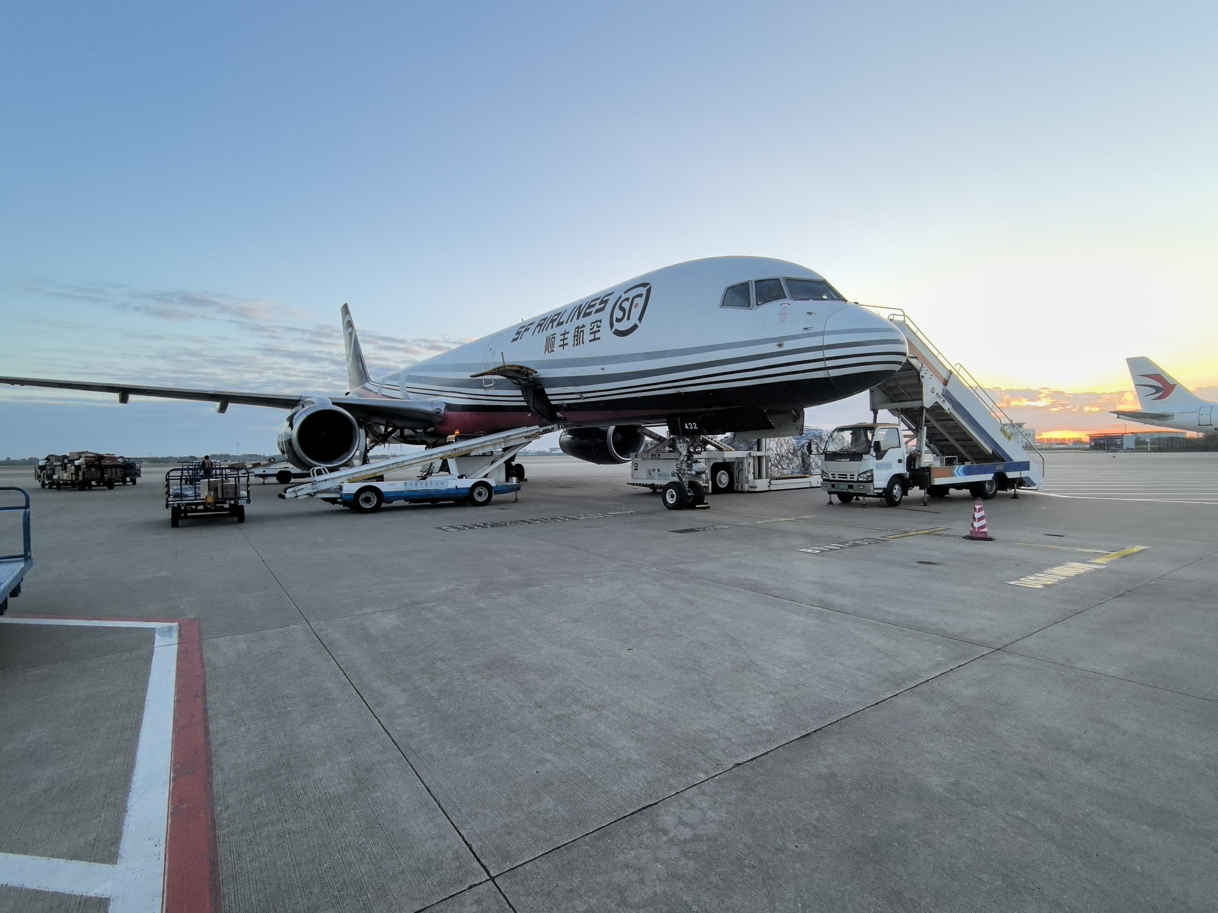 螃蟹“搭乘”飞机销四方