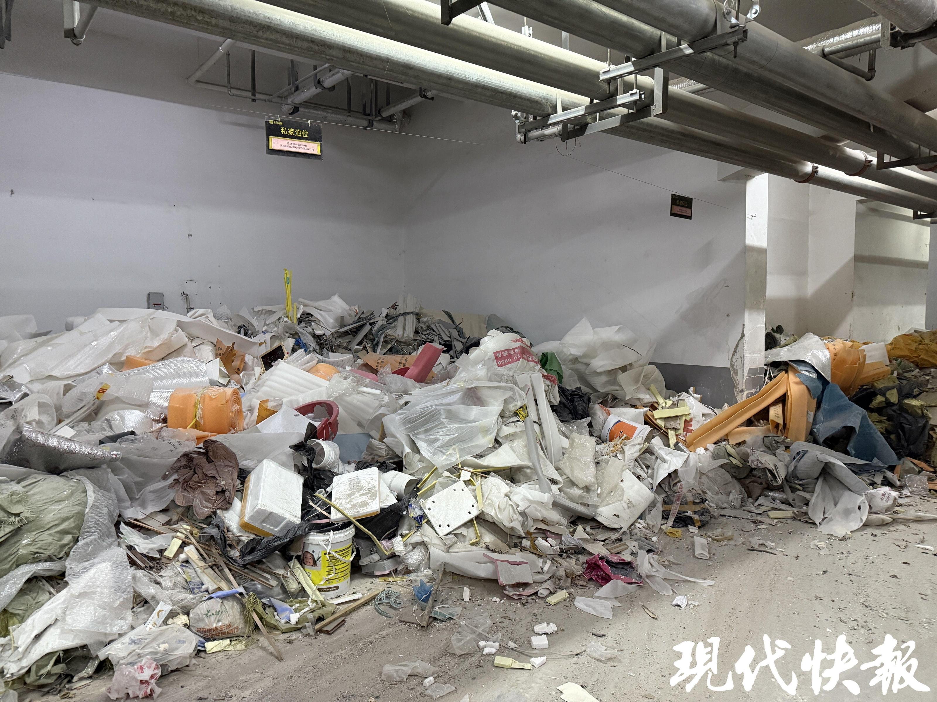 快快帮|堆放大量建筑垃圾,南京一小区地下车库竟成"垃圾场"?