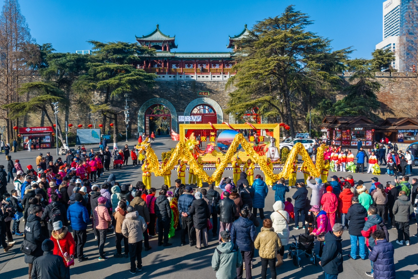 大年初一，玄武湖景区的民俗表演吸引众多游客。通讯员 常成 摄