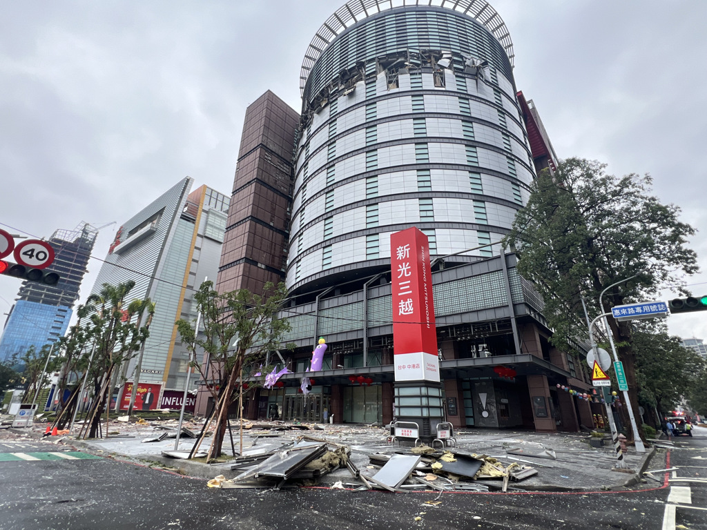 台中新光三越百货发生爆炸,目击者回忆可怕瞬间