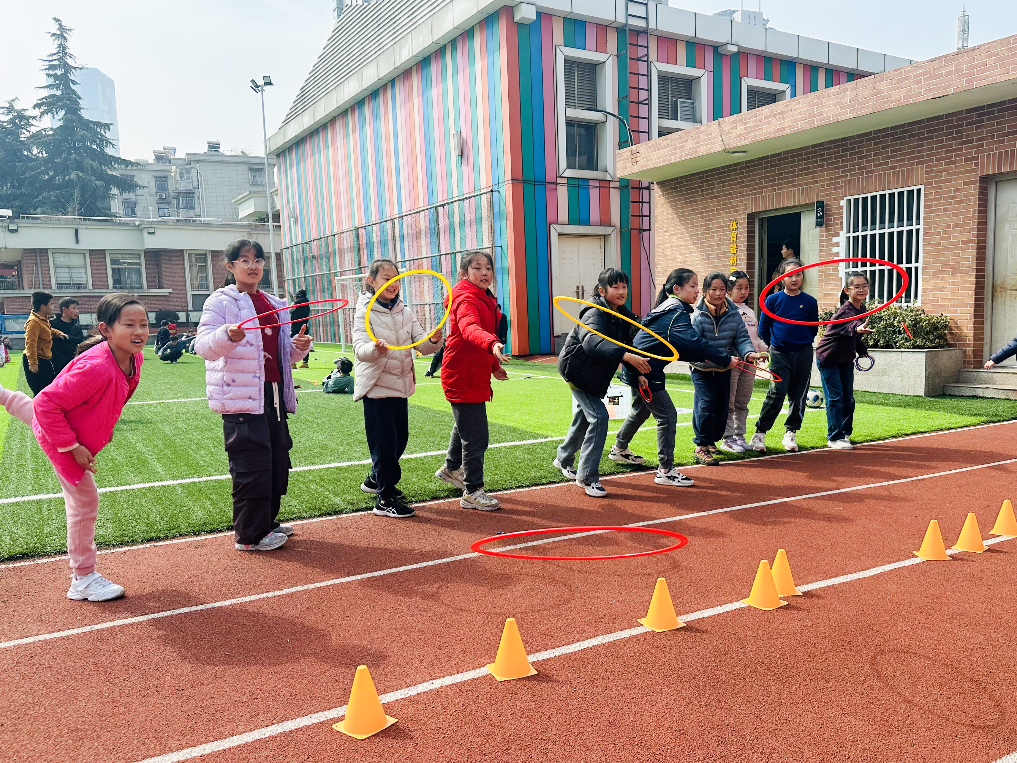 南京鼓楼区第一中心小学以“让每个课间绽放成长光芒”为目标，打造传统游戏与特色项目相结合的智慧课间活动。通讯员 潘亮 南京日报/紫金山新闻记者 徐琦摄