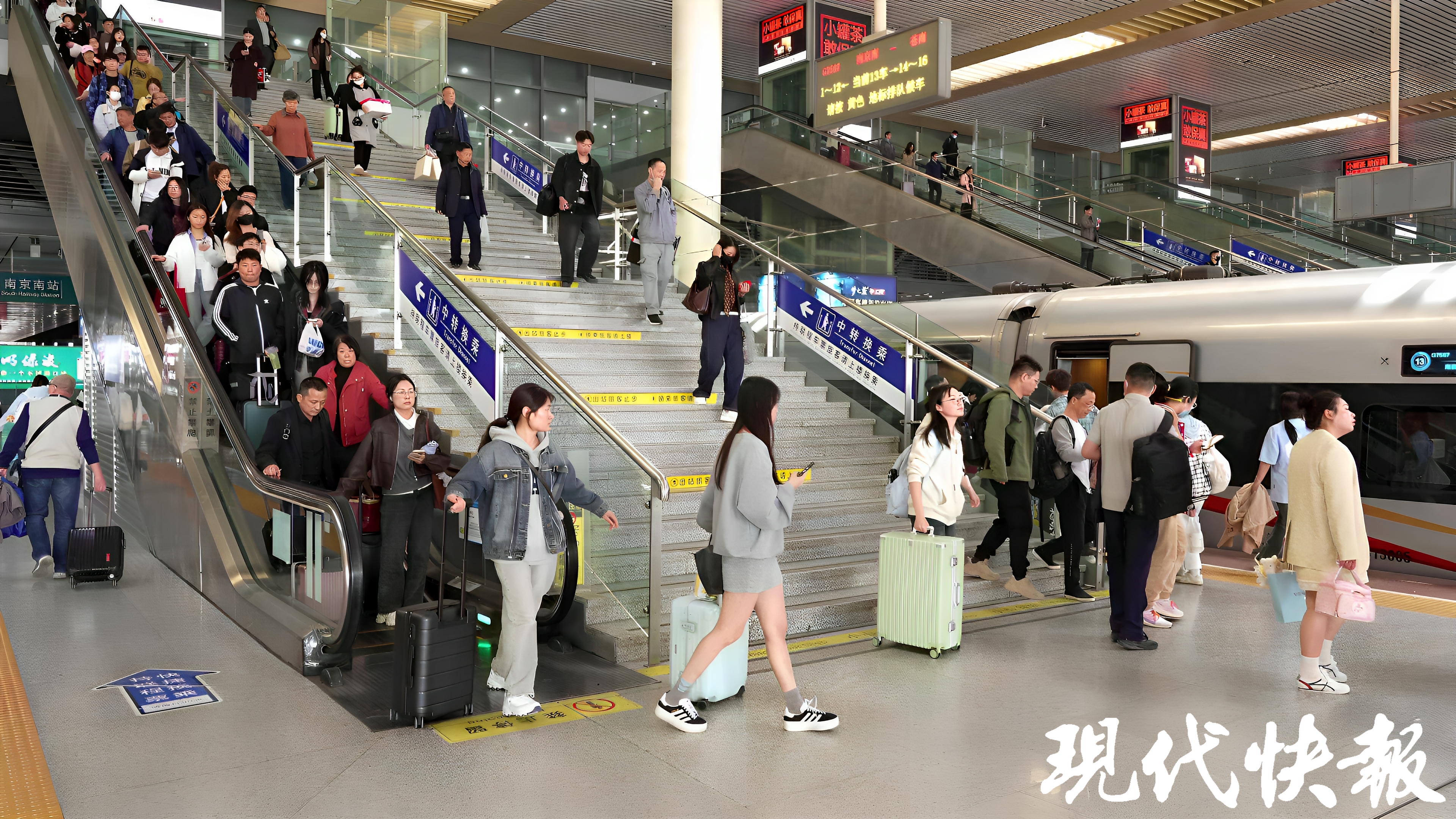 旅客在南京南站有序出行     魏宁波  摄
