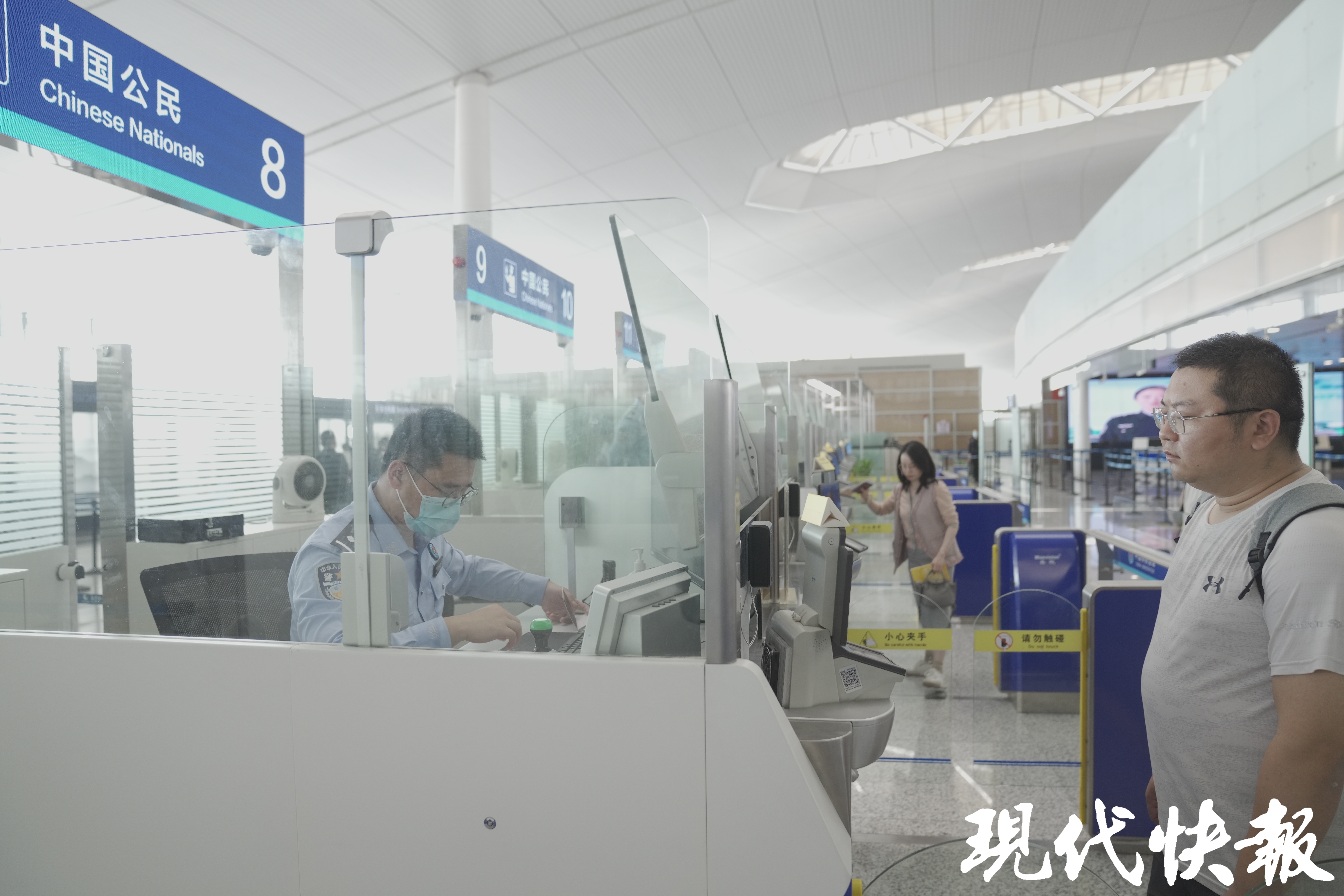 首航旅客在接受边检人员检查 通讯员供图