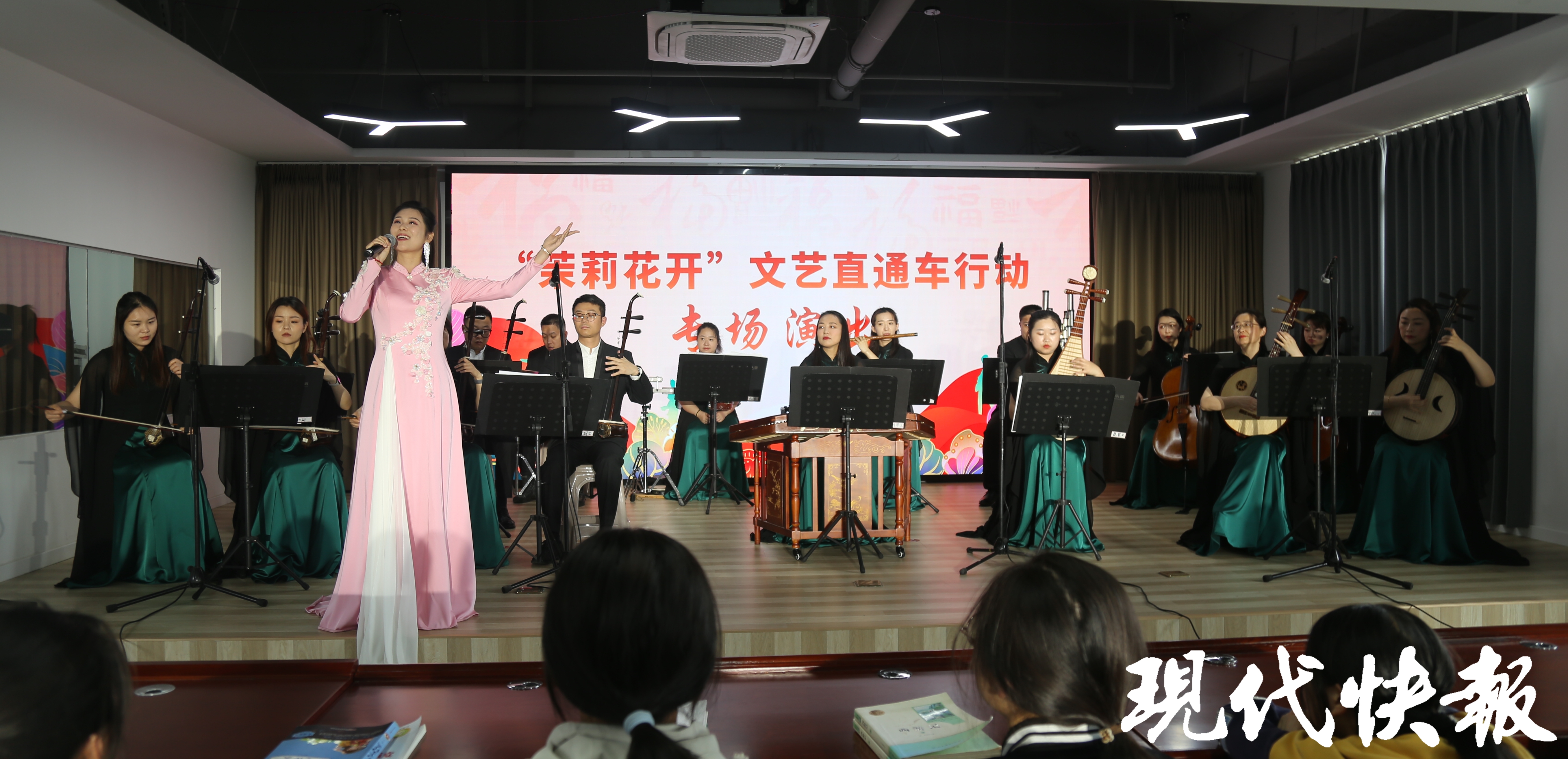 一首新疆民歌《送我一枝玫瑰花》演绎丝路风情,婉转琵琶声如驼铃穿越