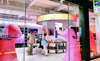 “五一”假期,我市一些“小而精”的商业综合体尽管不在热门商圈景区,但也成为消费新热点。图为NOWS新座。 南京日报/紫金山新闻记者 董家训 摄