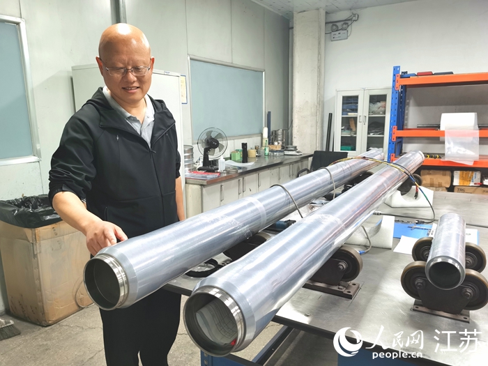 海泰光电董事长常代展检查靶材成品。人民网记者 王继亮摄