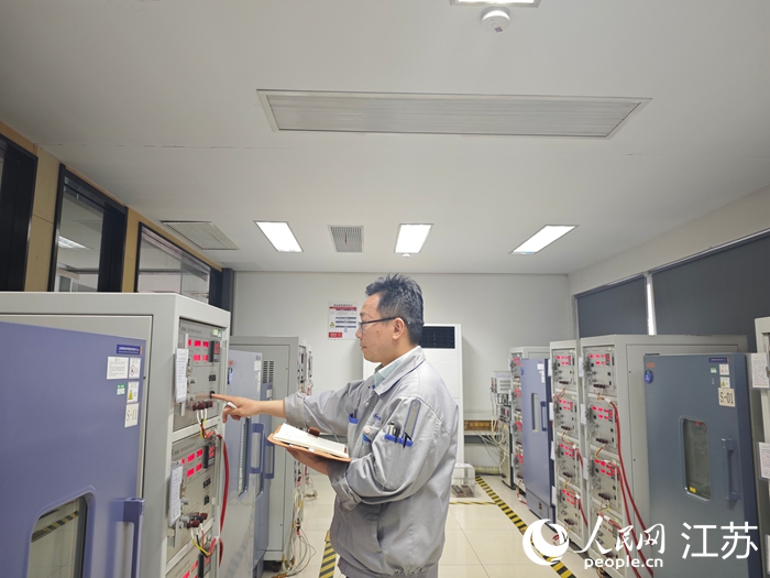 江海股份开发部部长钱鹏在做实验。人民网记者 王继亮摄