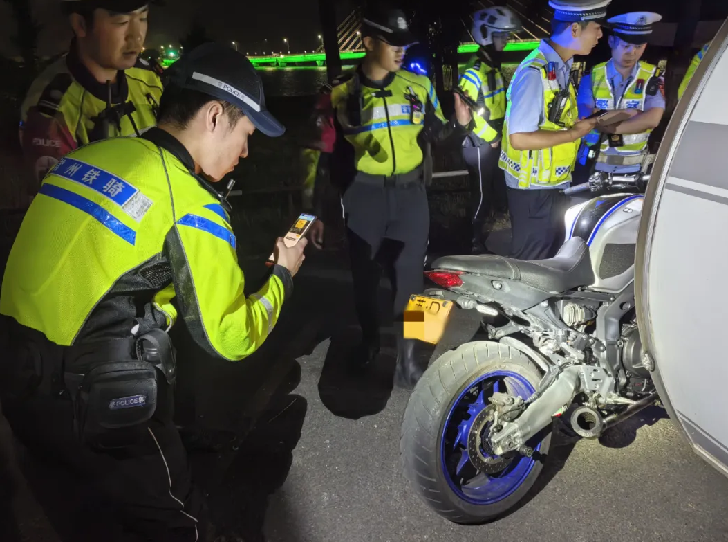 交警查扣.png