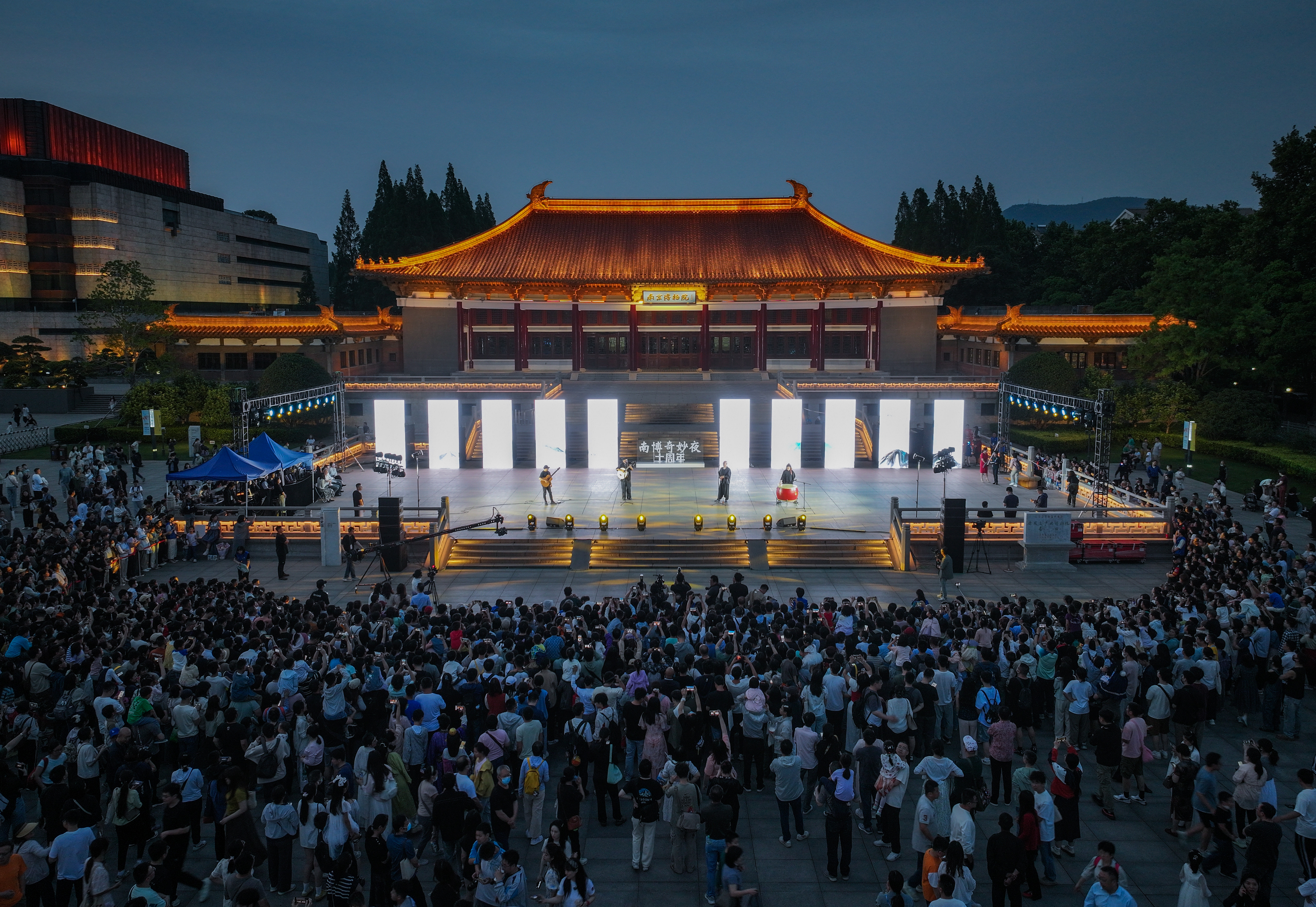 5月18日，“南博奇妙夜”第10季启幕。图为乐队在演奏AI改编版《行香子·述怀》《长歌和》 。 南京日报/紫金山新闻记者 董家训 摄