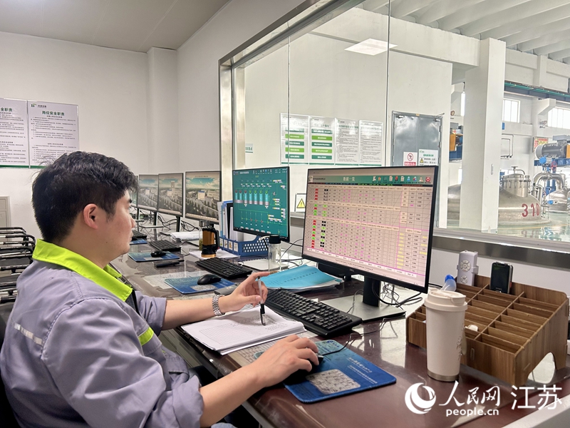 东圣生物TG酶发酵车间内工作人员正操作生物发酵控制系统。人民网 王丹丹摄