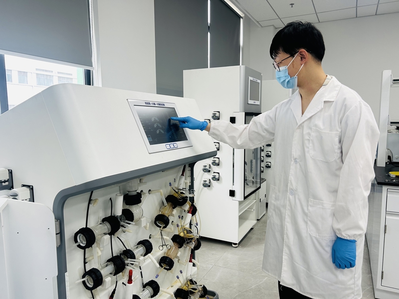 江苏源桥生物科技有限公司工作人员在仿生消化反应器前观察进样结果。泰兴融媒体中心供图