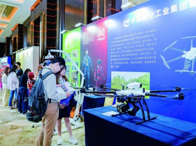 6月25日，2025首发经济发展大会展示区，中航金城集团展出JC-M15多旋翼无人机。 南京日报/紫金山新闻记者 戚珂嘉 摄