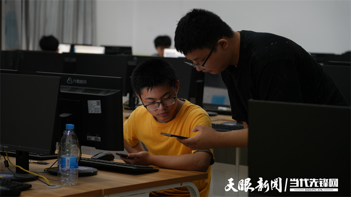 榕江县第一中学2025届毕业生正在填报志愿。.jpg