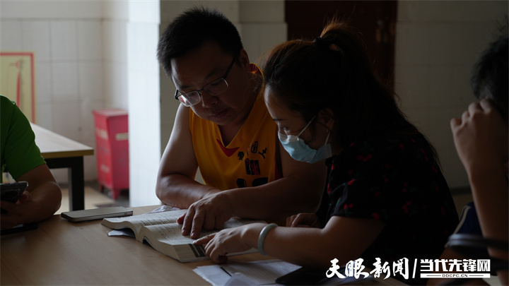 家长正在咨询榕江县第一中学老师填报志愿相关情况.jpg