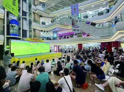 百家湖商圈21世纪太阳城商场A区负一楼的“苏超”直播观赛区，坐满了观众。 南京日报/紫金山新闻记者 张希 摄