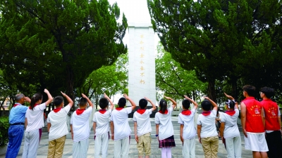 陶和寿和学生们一起致敬。南京日报/紫金山新闻记者 孟勃翰 邢飞月 摄