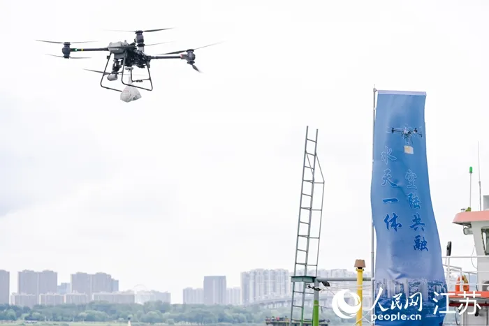 无人机向航行中的船舶飞去。人民网记者 马晓波摄