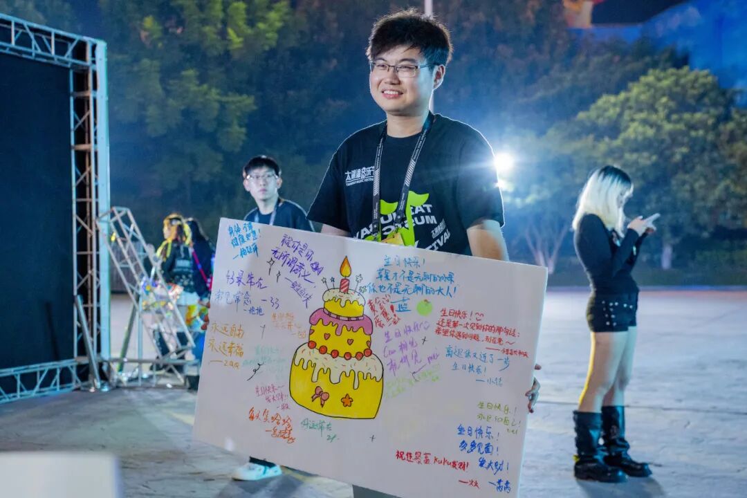乐迷给工作人员过生日2.jpg