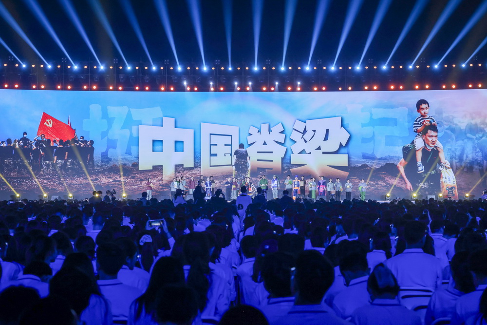 10月12日晚，由中央网信办等部门联合主办的2025“把青春华章写在祖国大地上”大思政课网络主题宣传和互动引导活动在河海大学举行。