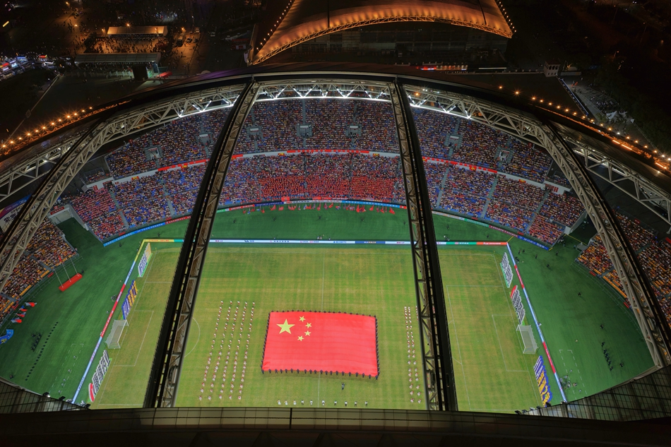 10月7日,“苏超”淘汰赛1/4决赛南通队主场对阵淮安队,南通体育会展中心顶盖打开。许丛军摄