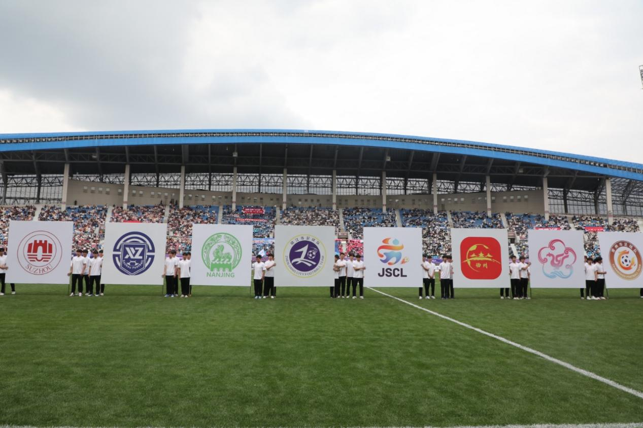 镇江体育会展中心体育场,“苏超”揭幕战前“十三太保”队徽展示。文雯摄