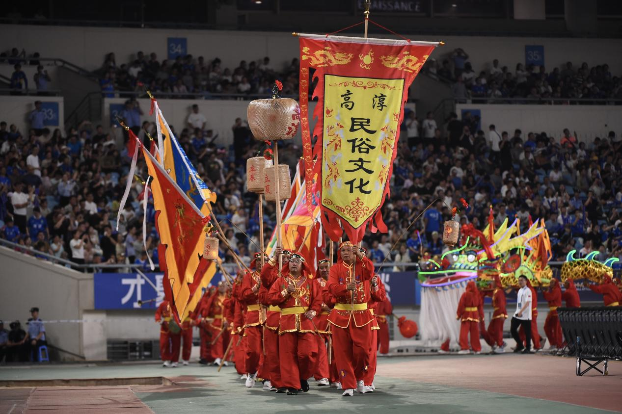 “苏超”淘汰赛南京主场对阵连云港,赛前举行当地民俗文化展演。刘建民摄