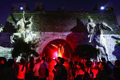 暮色降临,中华门瓮城内上演大型沉浸式光雕艺术演出。