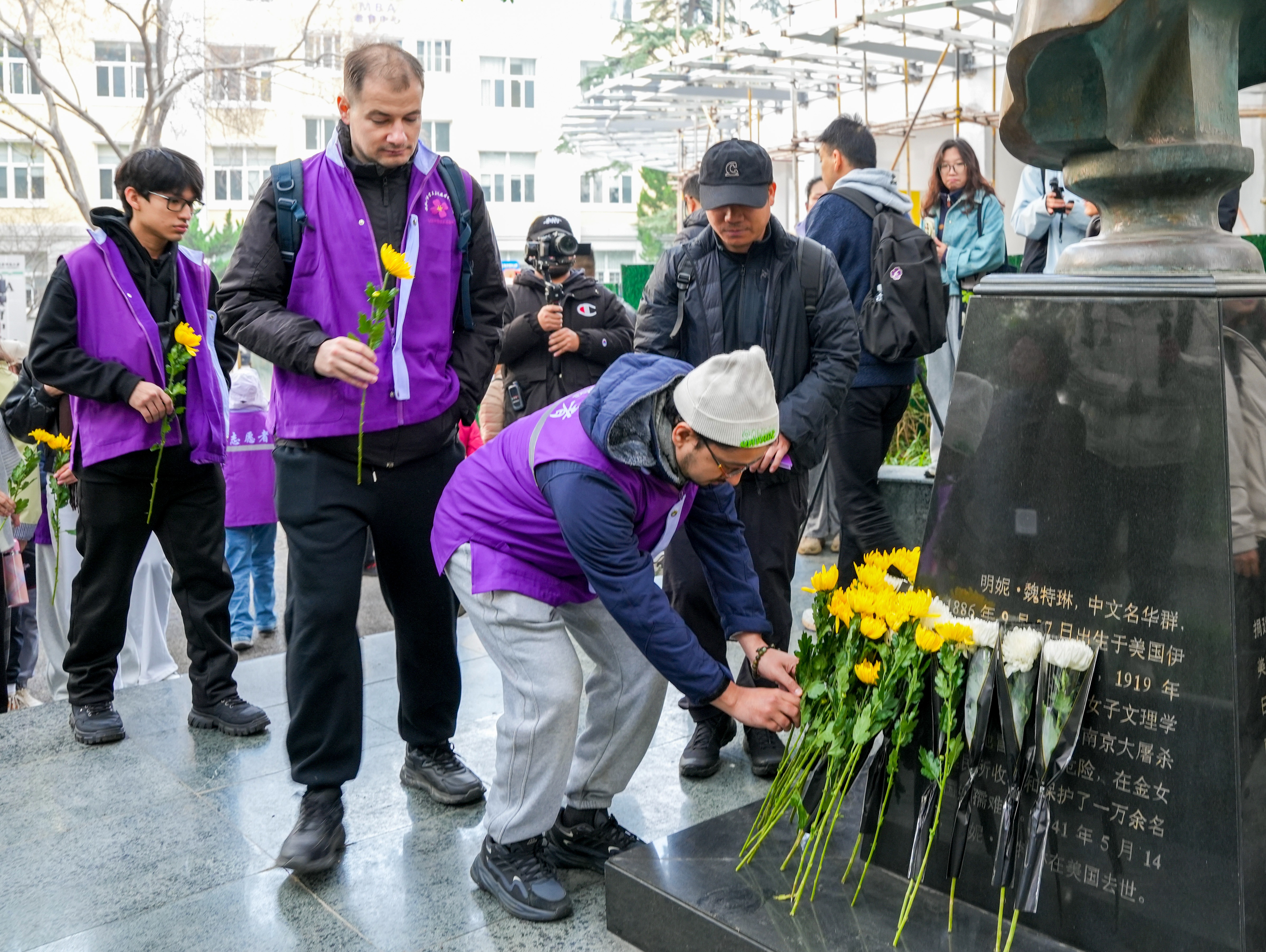 南京师范大学随园校区，外国学子在魏特琳雕像处献花。