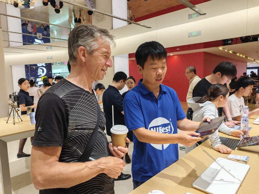 欧洲教授在导游陪同下到南京商场选购华为平板电脑。佰斯特旅行社南京入境部供图
