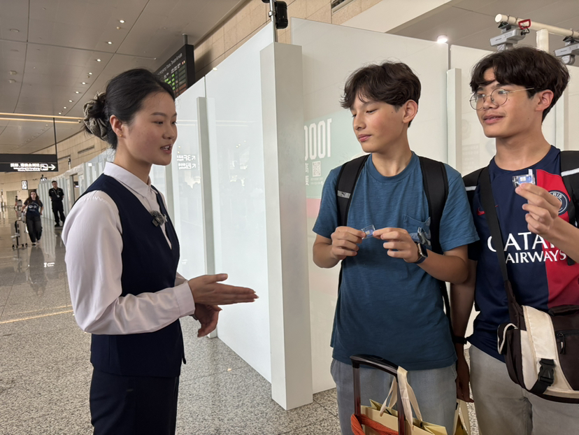 今年7月，乘坐首个巴黎——南京直航航班的旅客一下飞机，就收到了南京文旅送上的“乐游卡”。南京日报/紫金山新闻记者 李子俊 摄