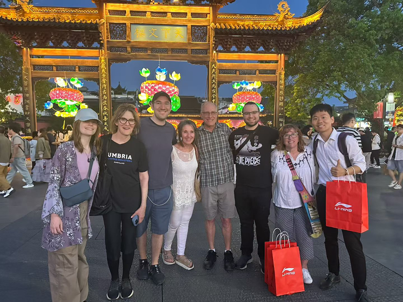 美国旅游团来宁购买李宁运动用品。佰斯特旅行社南京入境部供图