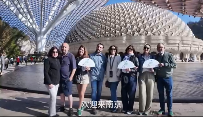 西班牙旅游团打卡秋日牛首山。牛首山文化旅游区供图