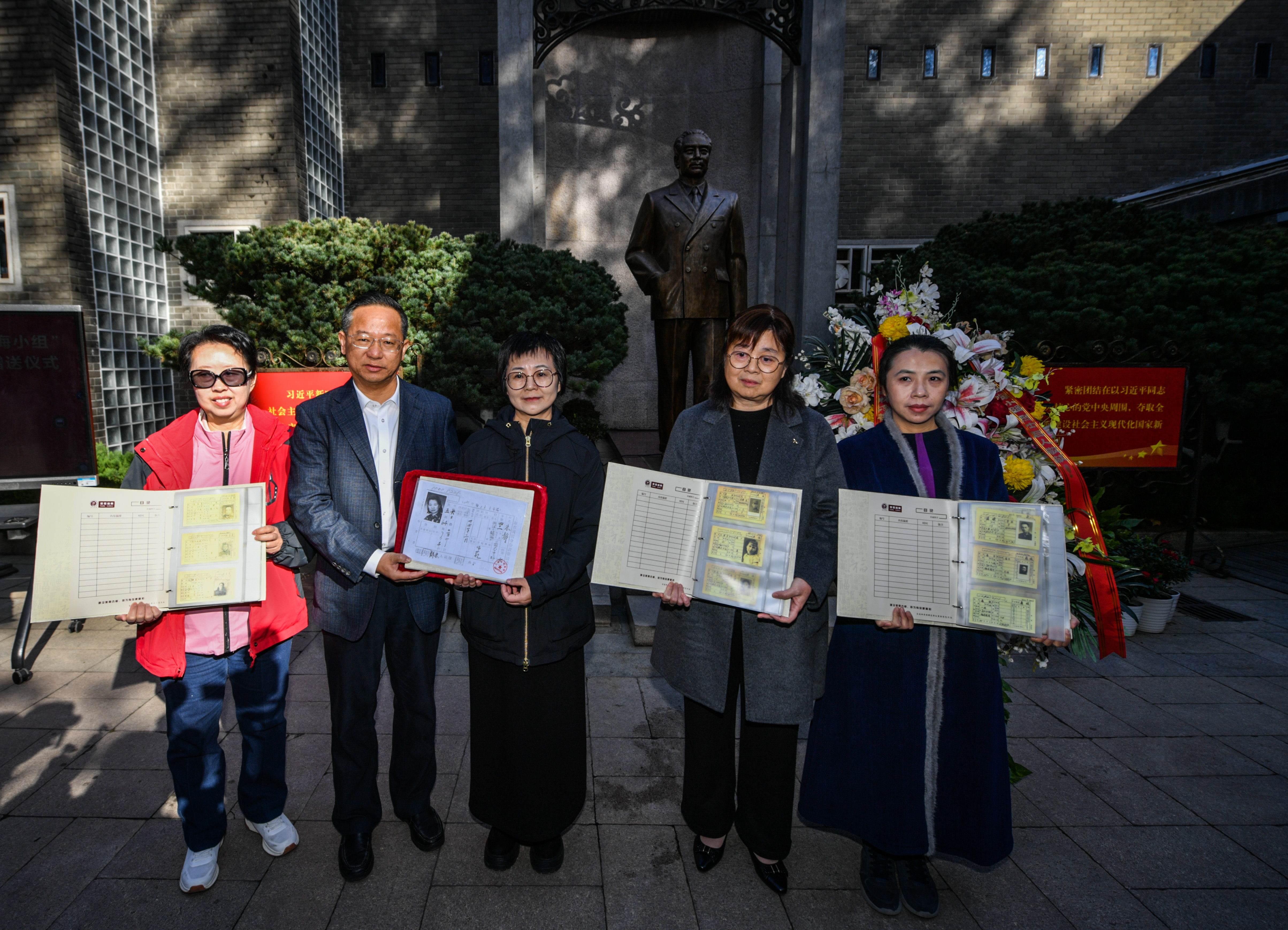 市档案馆向烈士后代赠送烈士户籍卡档案，从左至右分别为：陈宝仓烈士外孙女李敏、市档案馆副馆长王长喜、朱枫烈士孙女朱容瑢、吴石烈士孙女吴红、聂曦烈士侄孙女黄怡然。