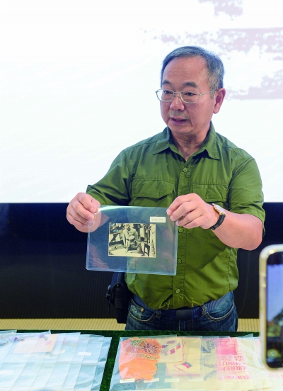 9月2日,侵华日军南京大屠杀遇难同胞纪念馆举行文物史料捐赠仪式。美籍华人鲁照宁捐赠了文物史料,包括报纸、杂志、历史照片等。 南京日报/紫金山新闻记者 孙中元 摄