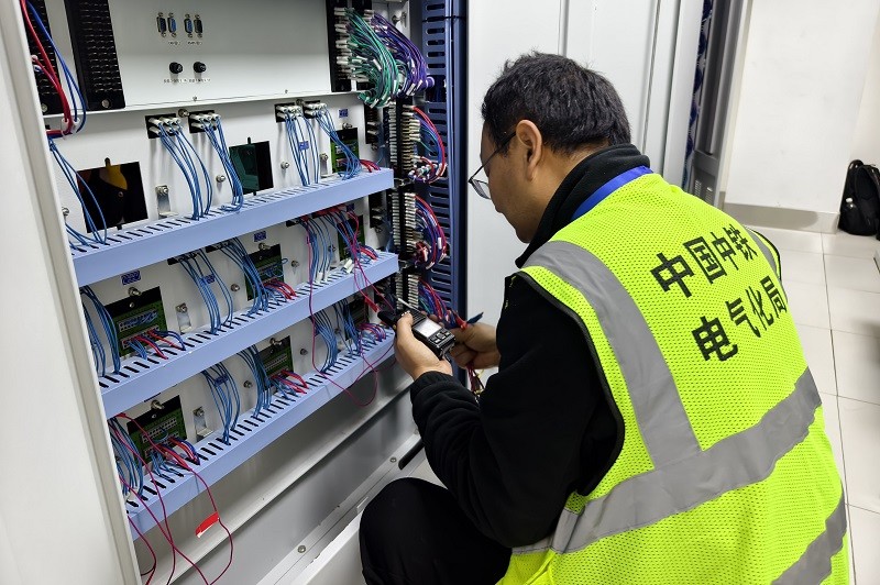 1765356677812488.jpg 測量軌道電壓.jpg