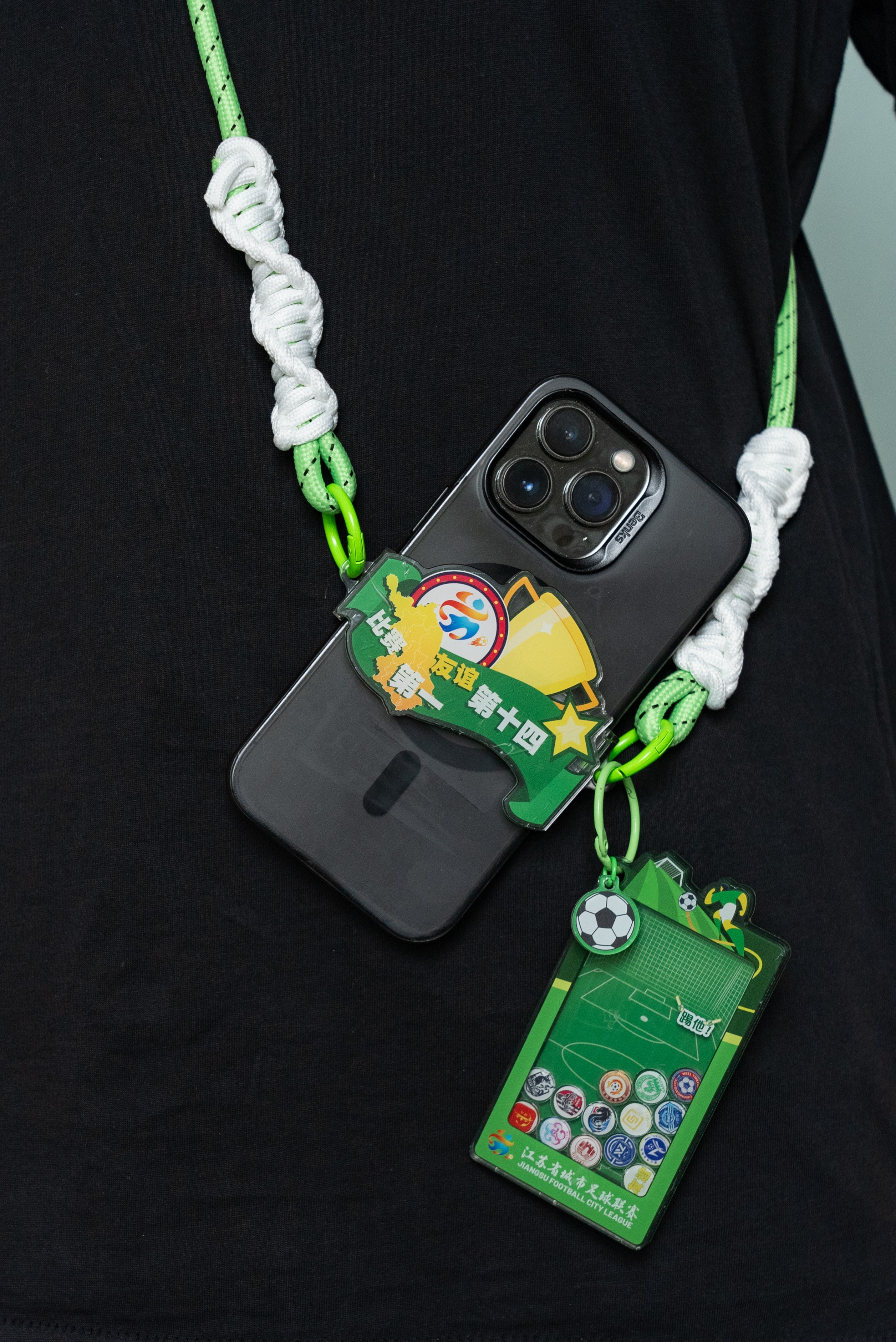 颇具巧思的轻巧背夹可将手机稳稳地挂在胸前。受访者供图