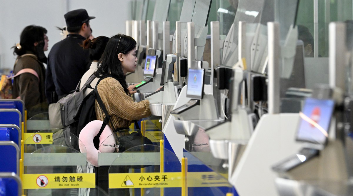 旅客在南京禄口国际机场入境。
