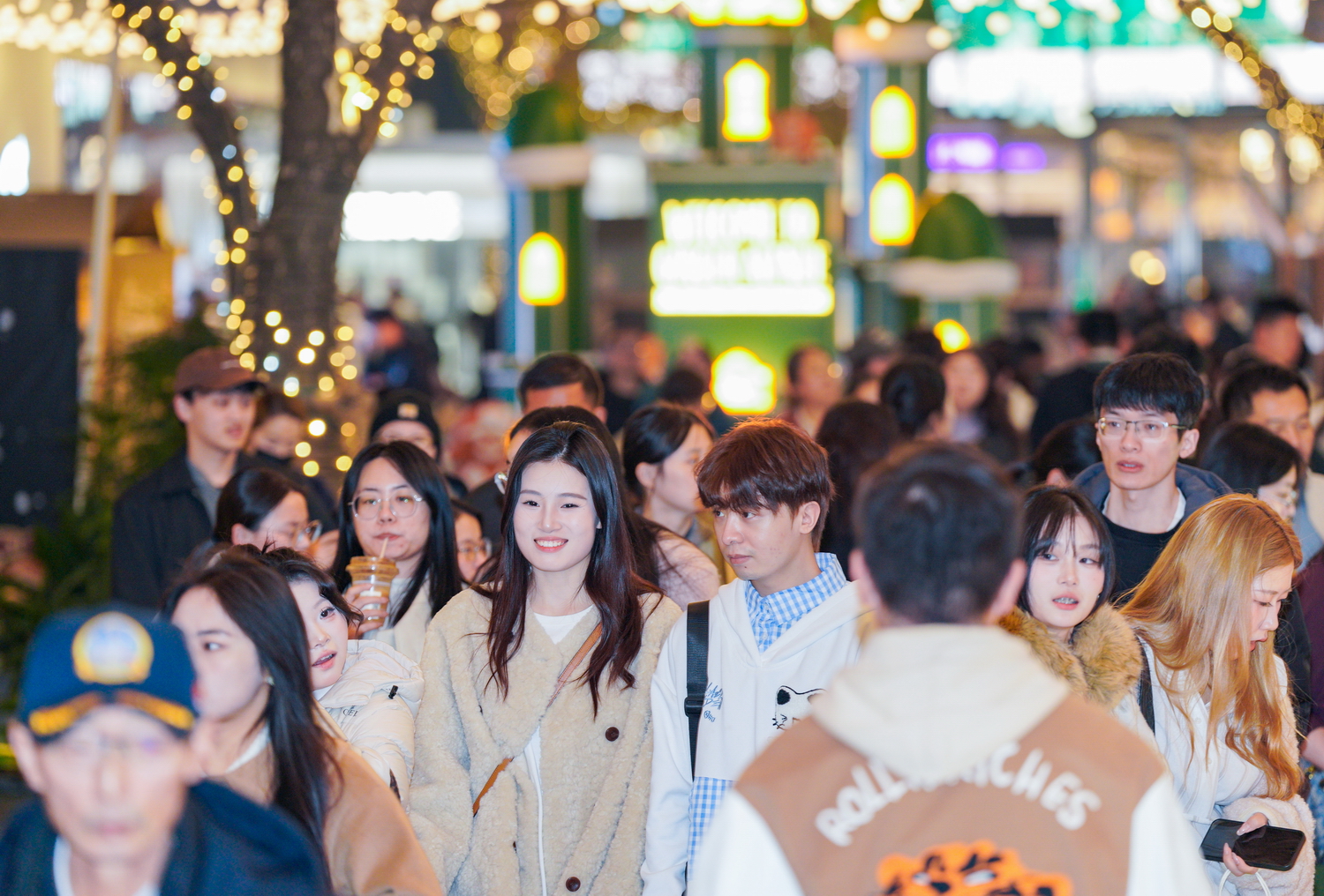 近日,位于南京夫子庙商圈的万象天地营造仪式感消费场景,吸引众多市民光顾。