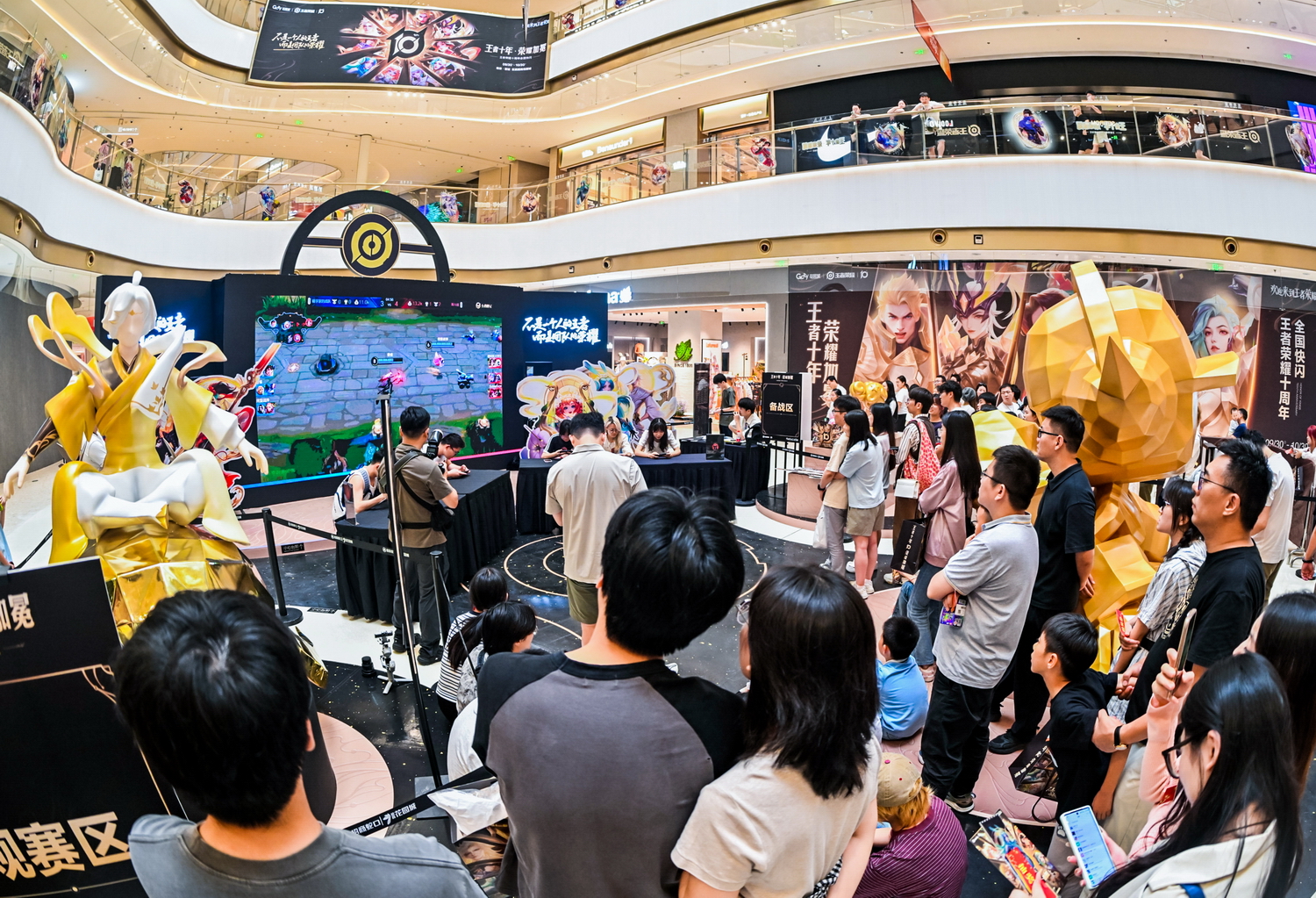王者荣耀十周年全国快闪活动南京首站落地玄武招商花园城,吸引大批年轻市民游客参与。