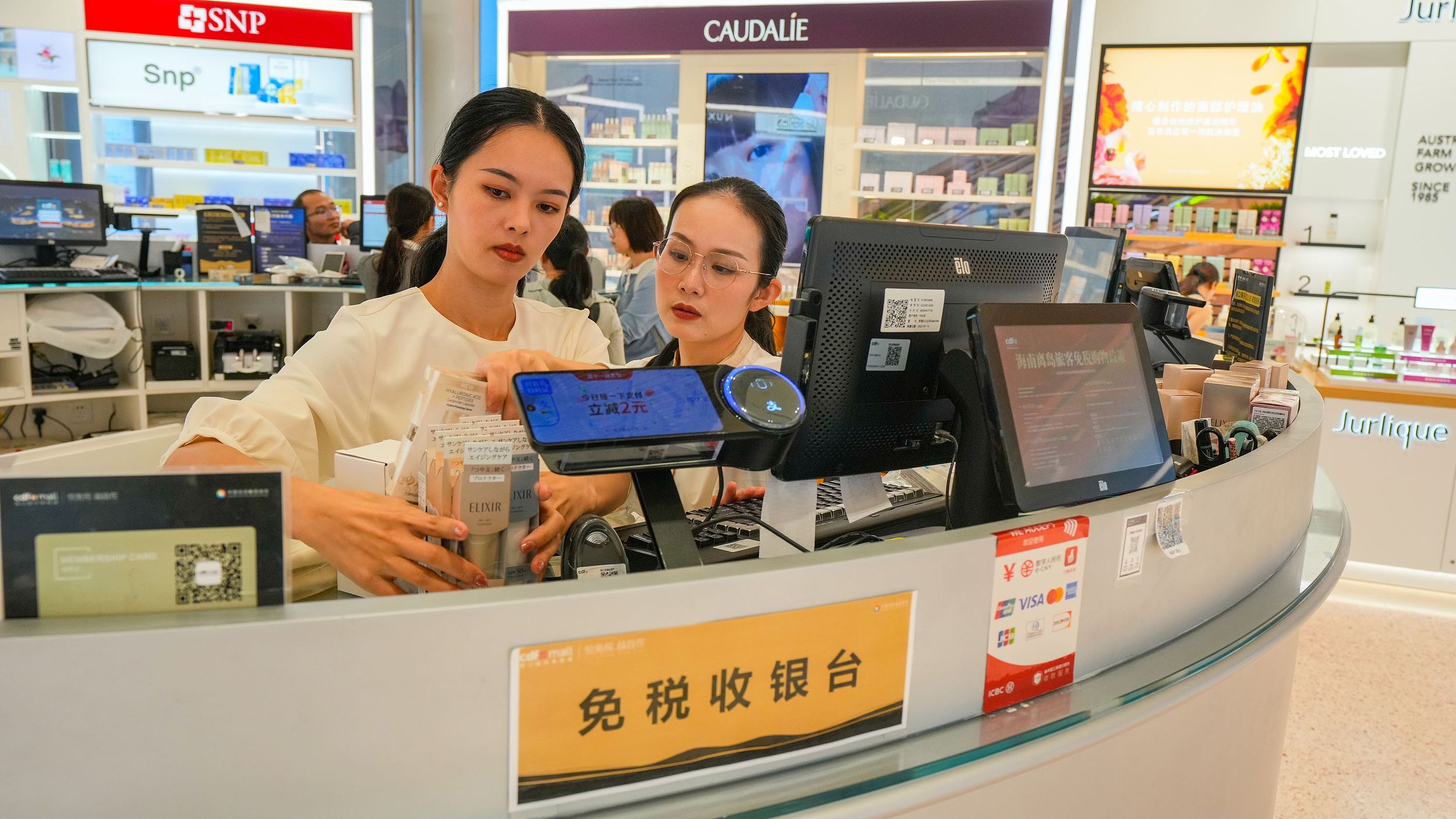 以机场免税与市内免税为“双翼”的南京免税经济,有望成为激发消费潜力、培育消费新增长点的重要引擎。