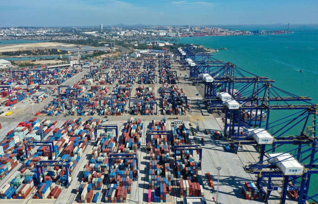 这是2025年11月28日拍摄的海南洋浦港。该港是海南自贸港10个“二线口岸”之一(无人机照片)。新华社发