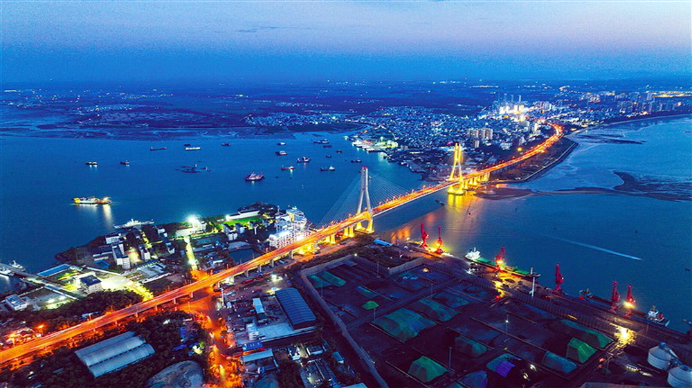 夜幕下的儋州市环新英湾区域灯火璀璨,生活气息浓厚,展现出港产城融合发展的强劲动力。陈元才 摄