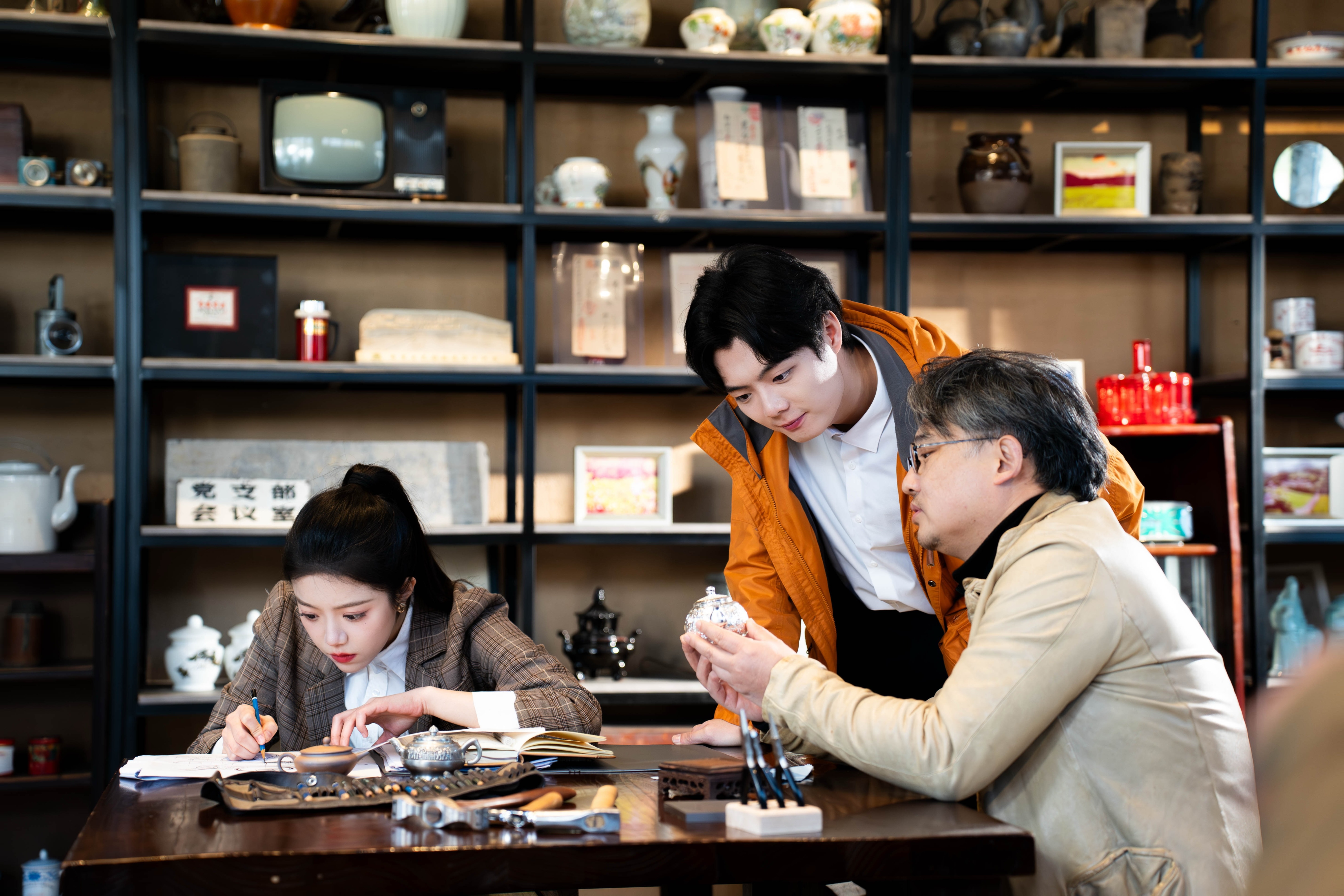 南京艺术学院学生自编自导自演微短剧《傲娇村长来自斯坦福》。片方供图