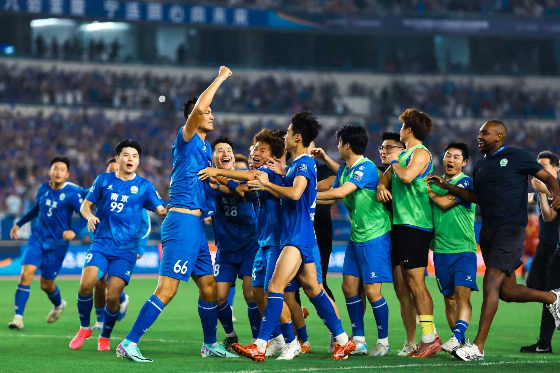 10月4日，2025“苏超”淘汰赛，南京队点球大击败连云港队。通讯员 章晓飞 摄