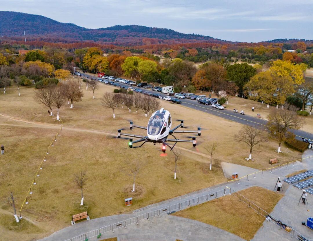 12月4日下午，南京市应用场景观摩会举行，紫金山eVTOL（电动垂直起降飞行器）完成首次载人飞行。