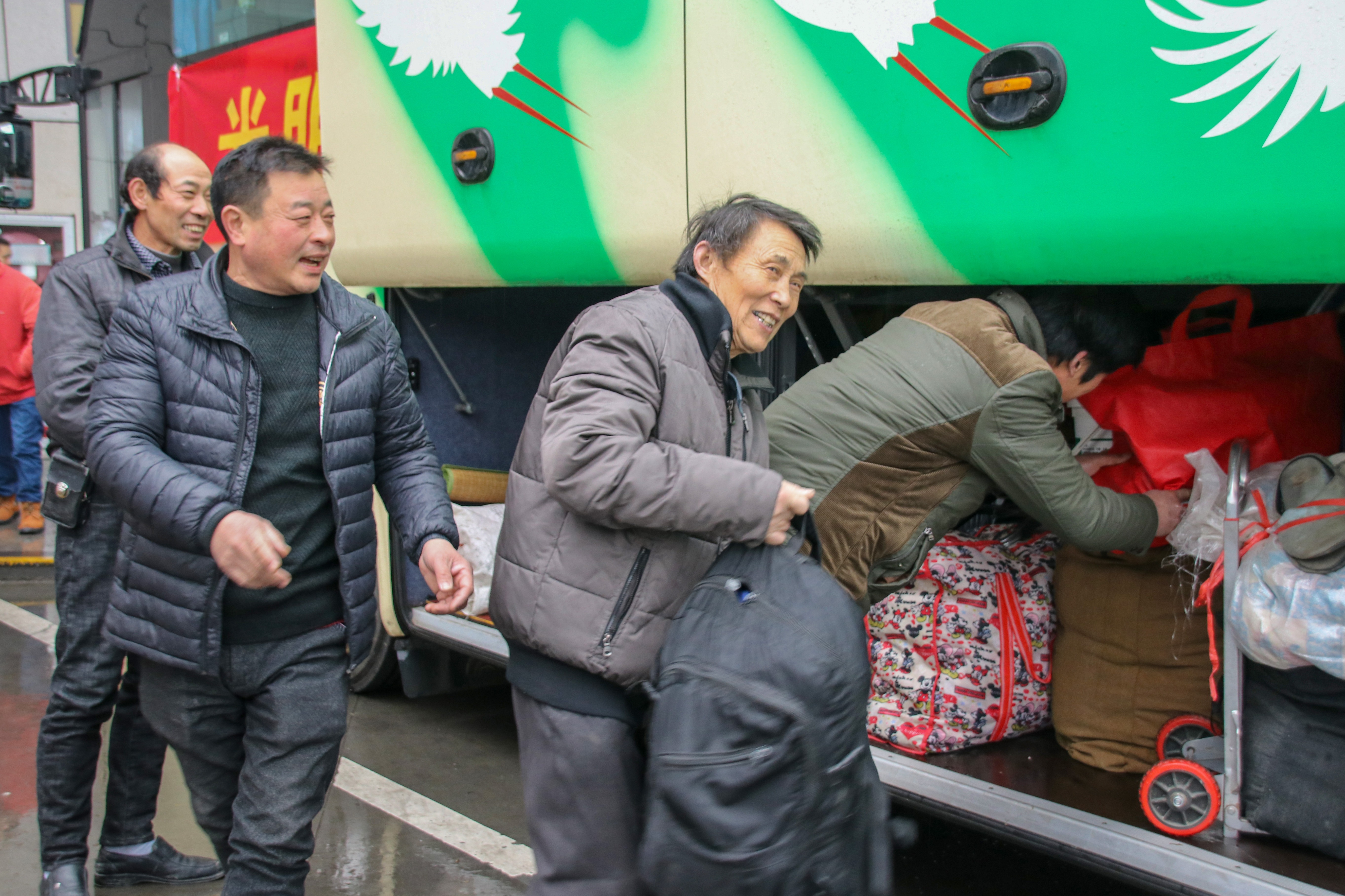 2月3日，春运第二天，南京道路客运800公里以上班线的“一票制”分段式接驳运输服务迎来购票高峰，其中前往洛阳、运城、西安的线路成为超长途旅客的热门选择。